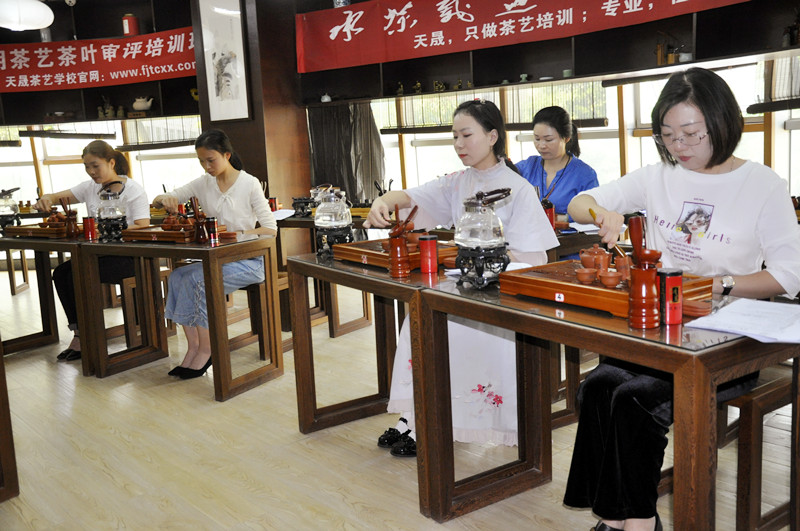 茶艺培训大师养成记：天晟茶艺培训学校，一站式打造你的茶艺传奇(图1)