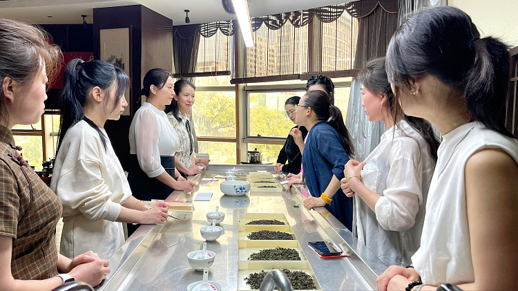 湿评台上的茶叶审评(图1)