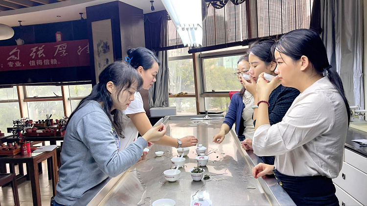 湿评台上的茶叶审评(图2)